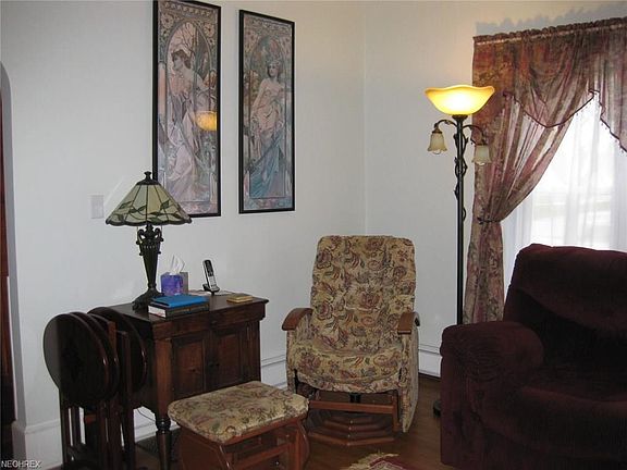 3rd image of 216 Elm St