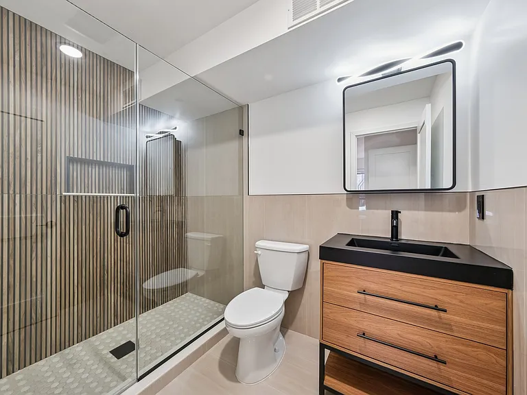 En suite bathroom in Main BR