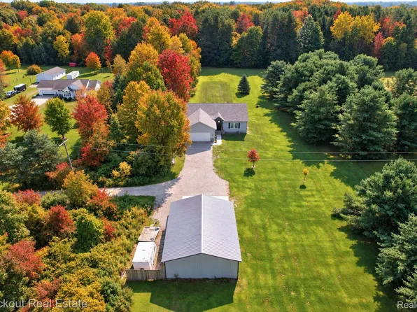 7600 Pine Grove Cir, Millington, MI 48746