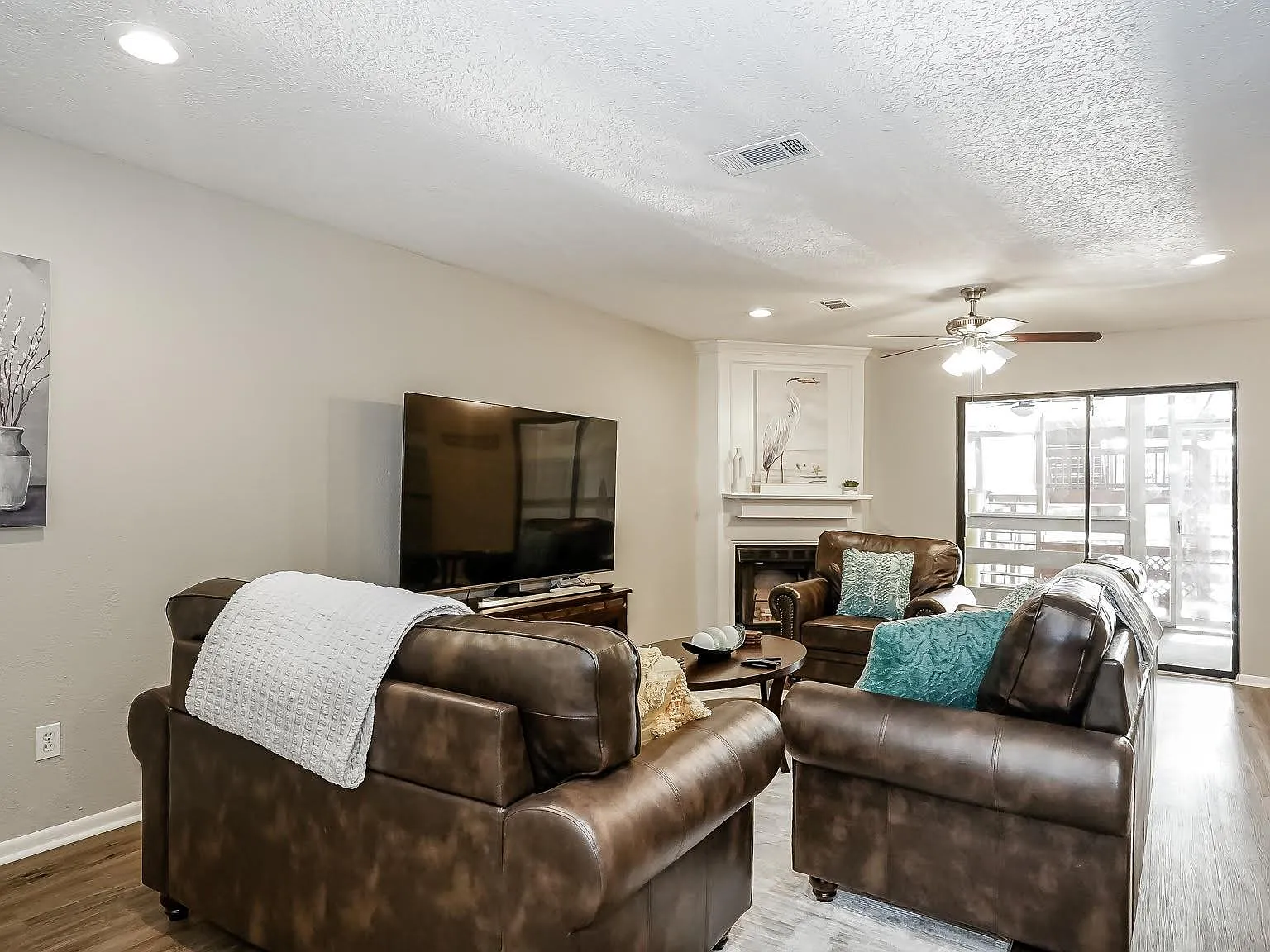 4 bed, 3.5 bath, 2498 sqft, $3,600 — Photo 3