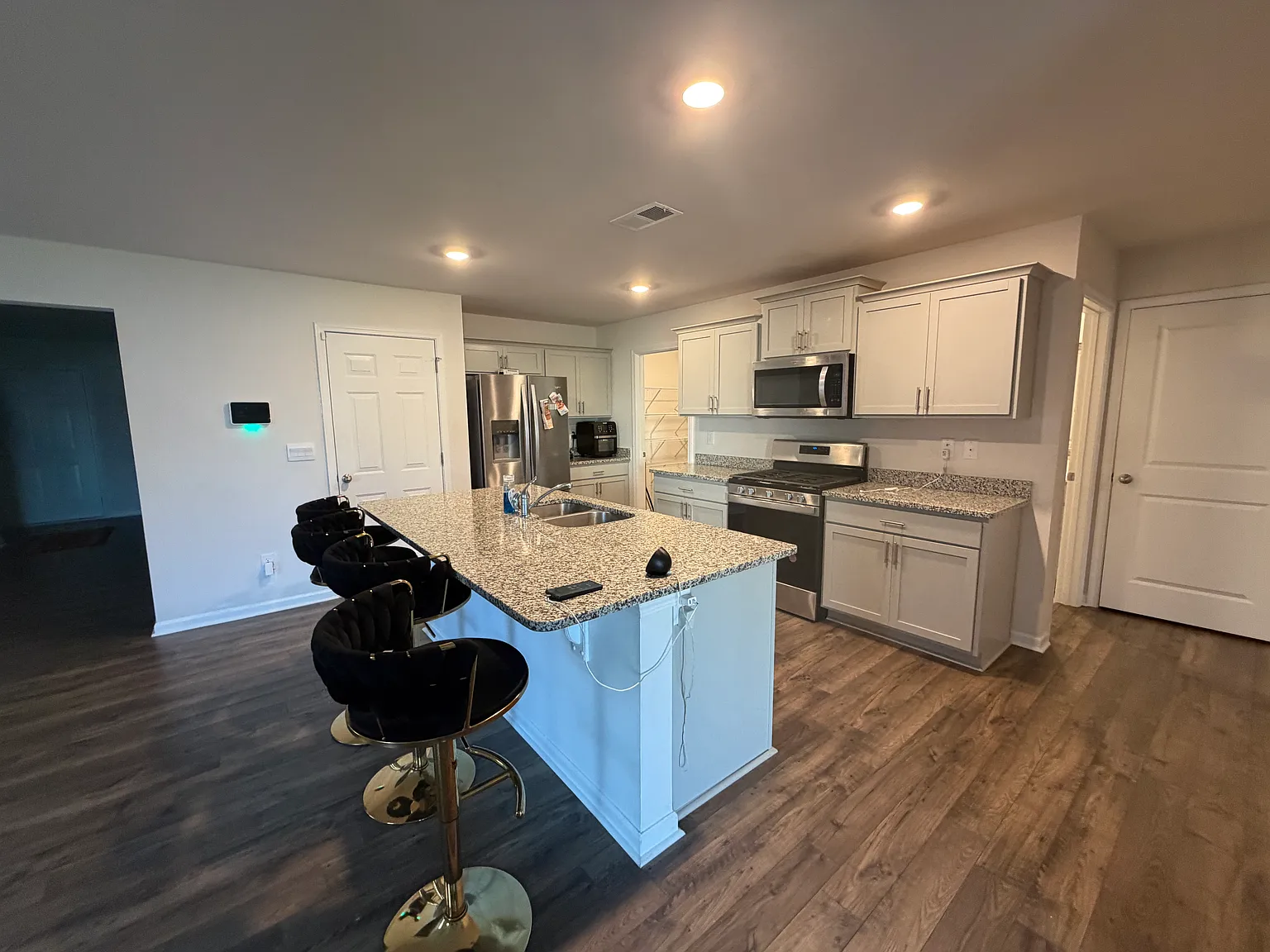 5 bed, 2368 sqft, $3,000 — Photo 2
