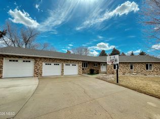 1101 Skyline Dr, Watertown, SD 57201