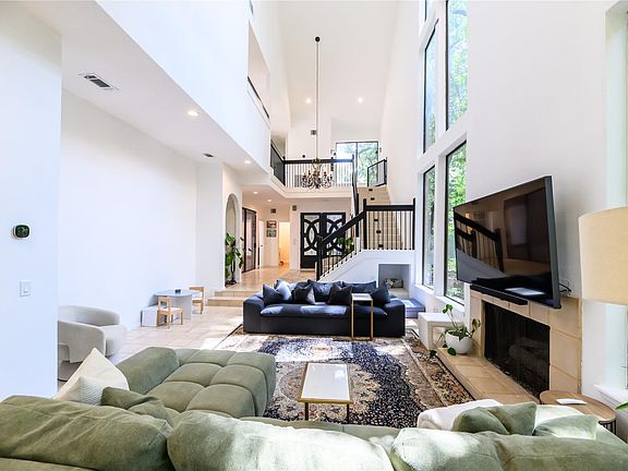 4th image of 110 Sugarberry Cir