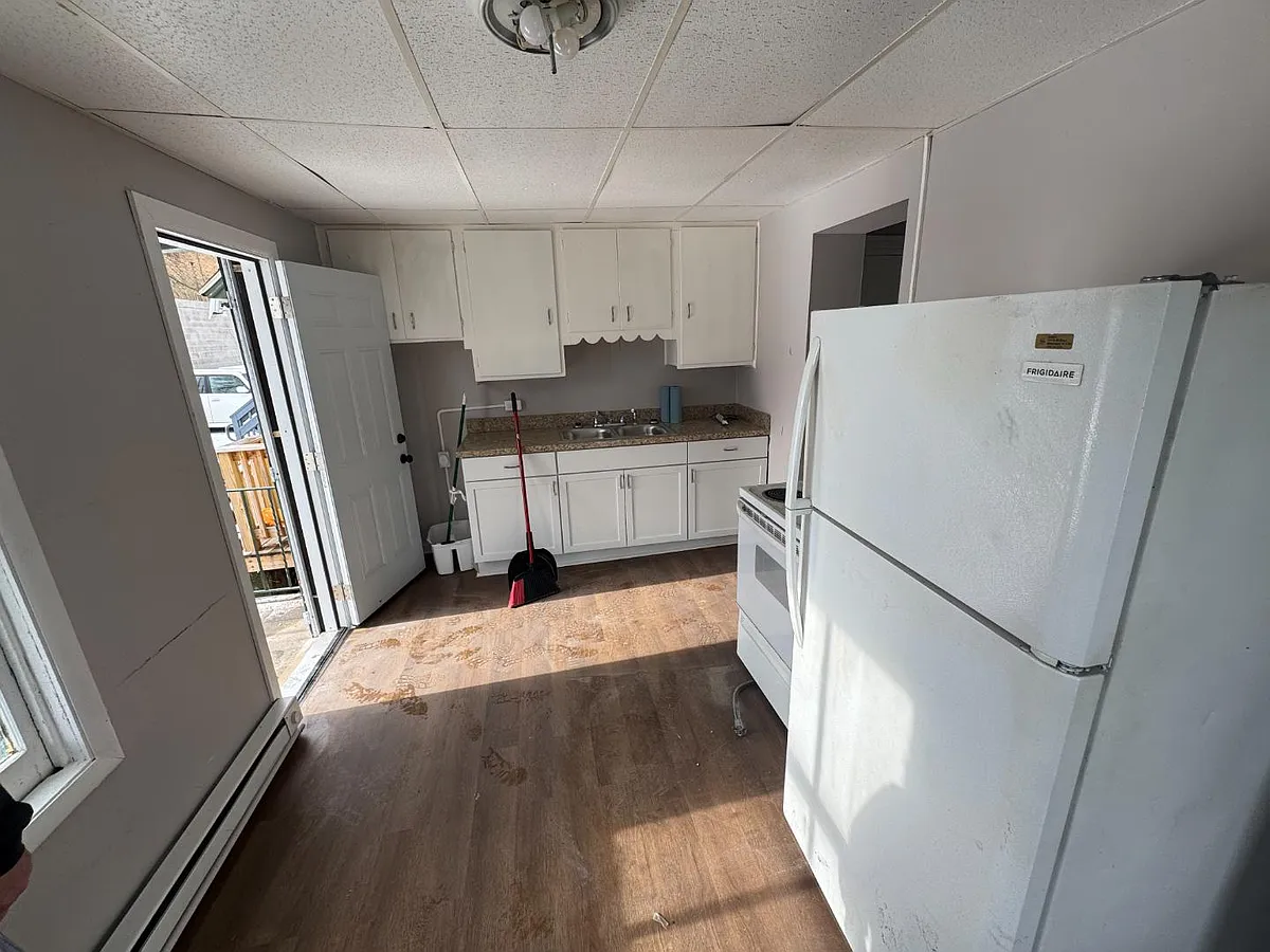 Unit Photo - 727-729 W 4th St #1