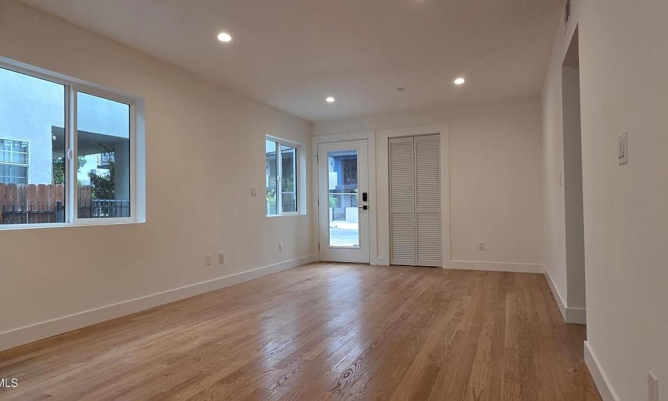 1st image of 915 N Ridgewood Pl