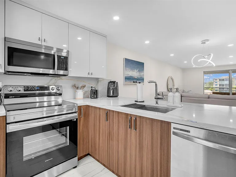 441 SE 3rd St #404 — Photo 9