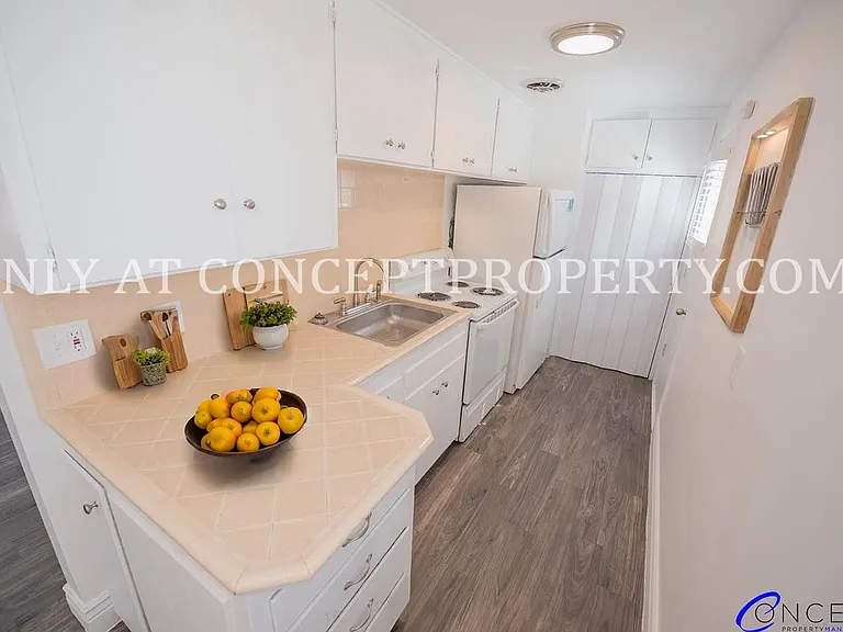 227 E St — Photo 25