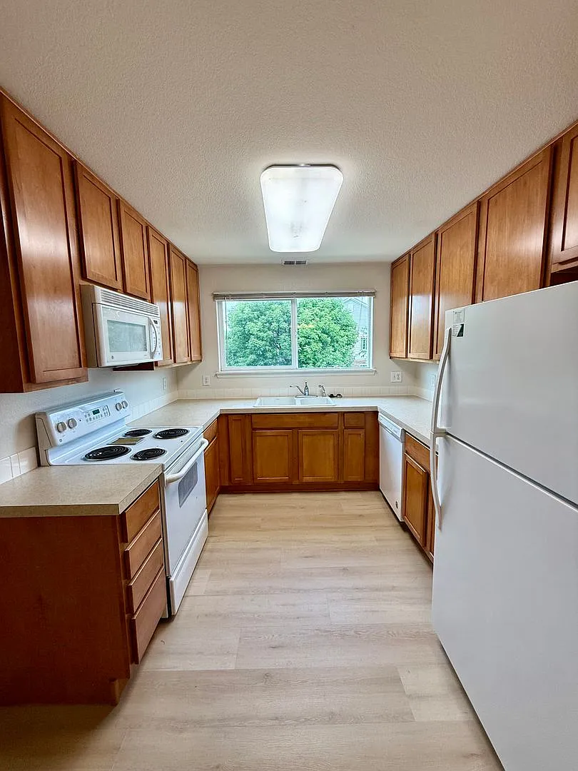 Gorgeous 2 Bedroom/2 Bathroom Condo With New Flooring At Centerra! Great Location For Commuters! — Photo 1