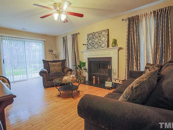 3rd image of 19 N Indiancreek Pl