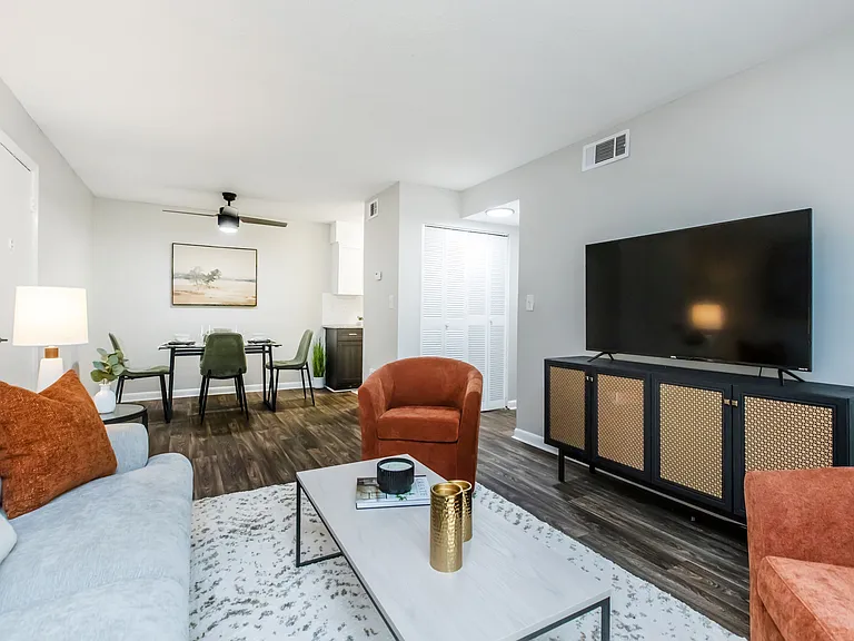 Silverstone Apartments — Photo 2