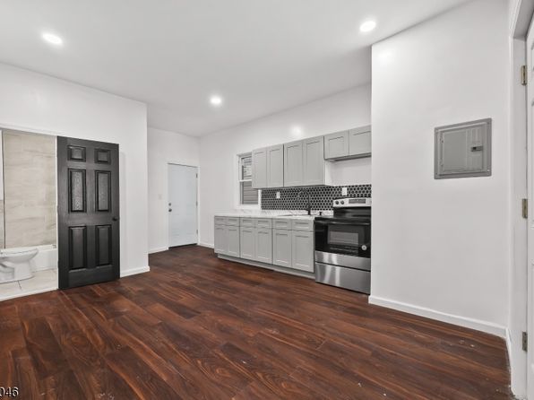 67 Mercer St, Paterson City, NJ 07524