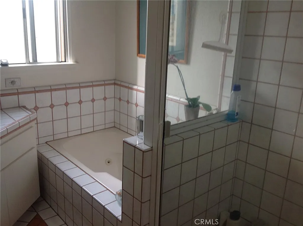 2 bed, 1200 sqft, $3,500 — Photo 4