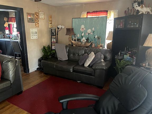 3rd image of 716 Garden Dr
