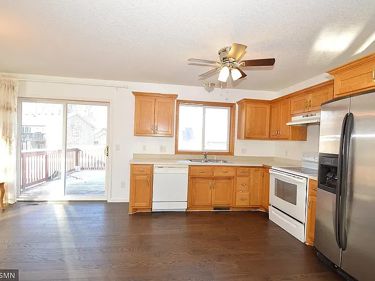 5 bed, 2431 sqft, $3,300 — Photo 3