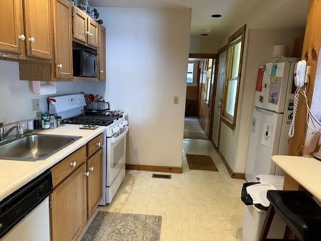 3 bed, 1.0 bath, 1167 sqft, $12,000 — Photo 3