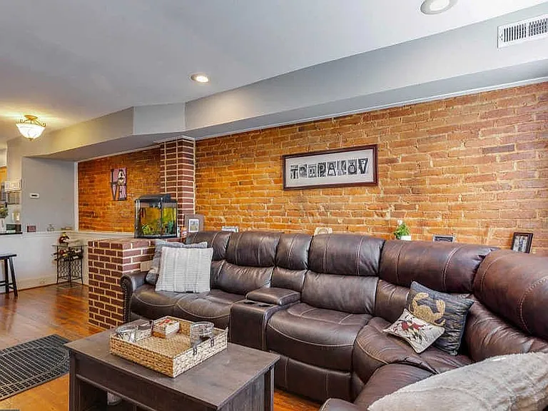 102 E Randall St — Photo 1
