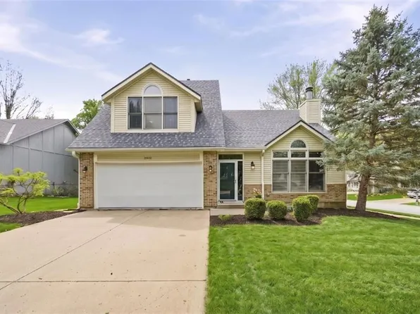 12502 S Alcan Cir, Olathe, KS 66062