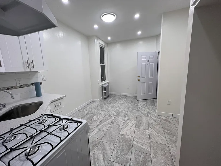 564 35th St #3W — Photo 4
