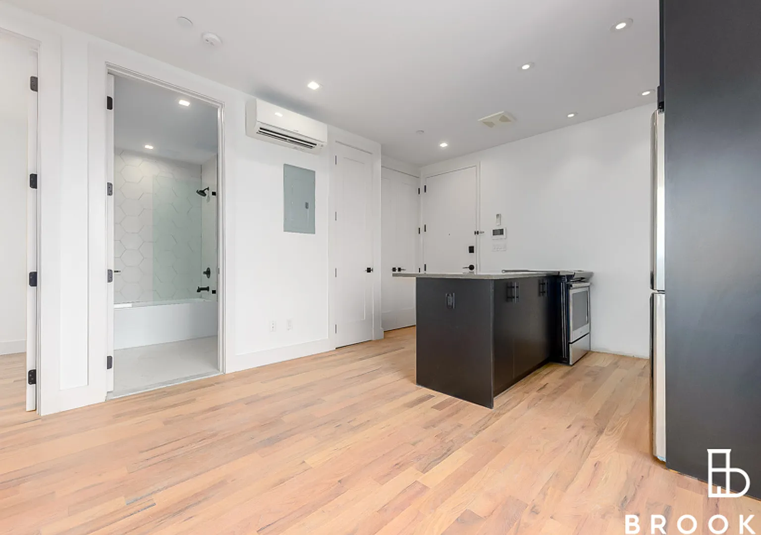 986 Rogers Avenue — Photo 3