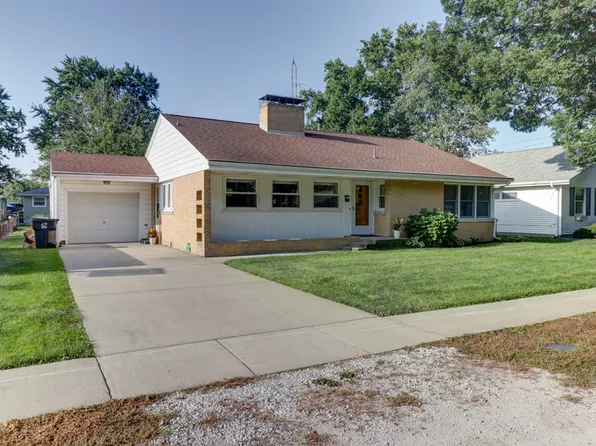 807 E Pinzon St, Tuscola, IL 61953