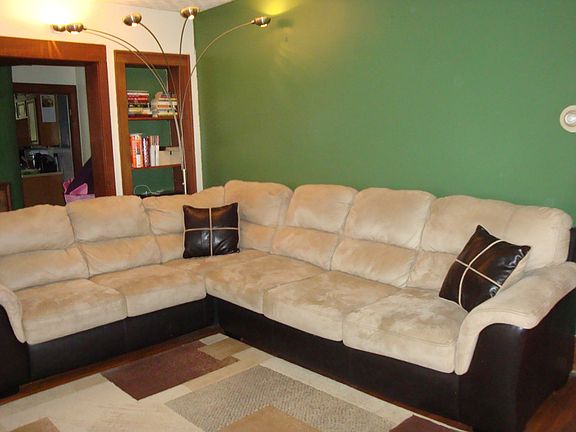 SPACIOUS LIVING ROOM