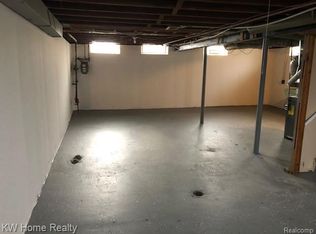 1749 Helen St, Garden City, MI 48135