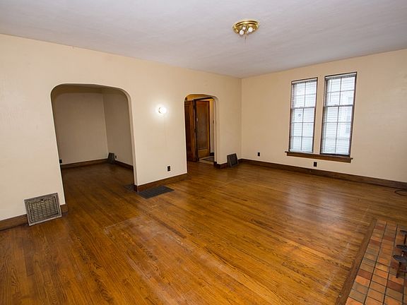 4th image of 915 E Washington St