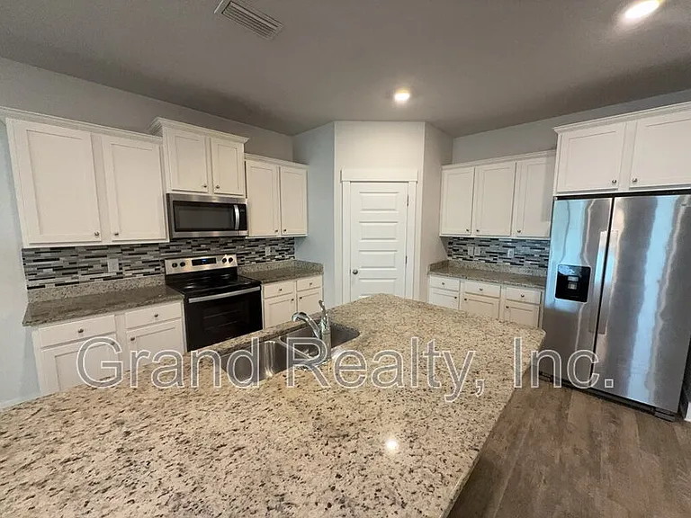 5869 Danbury Blvd — Photo 7