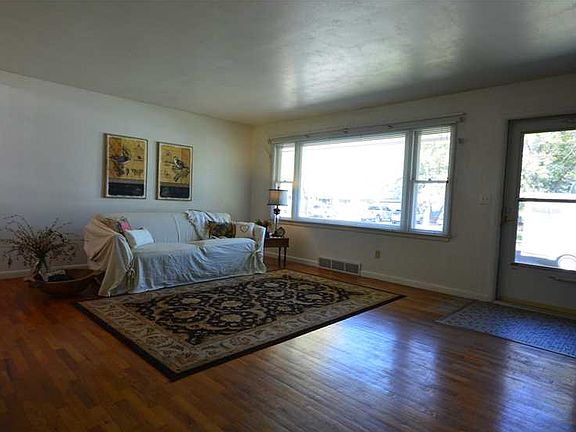 3rd image of 2222 Hewitt Dr