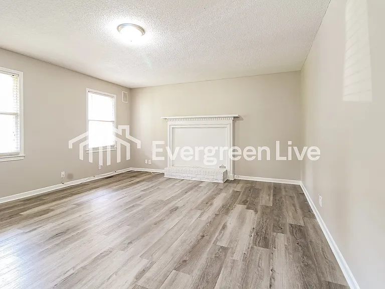 113 Court Dr — Photo 3