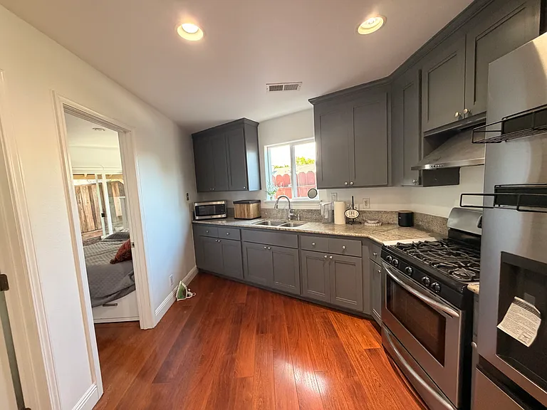 1130 Breezewood Ct — Photo 6