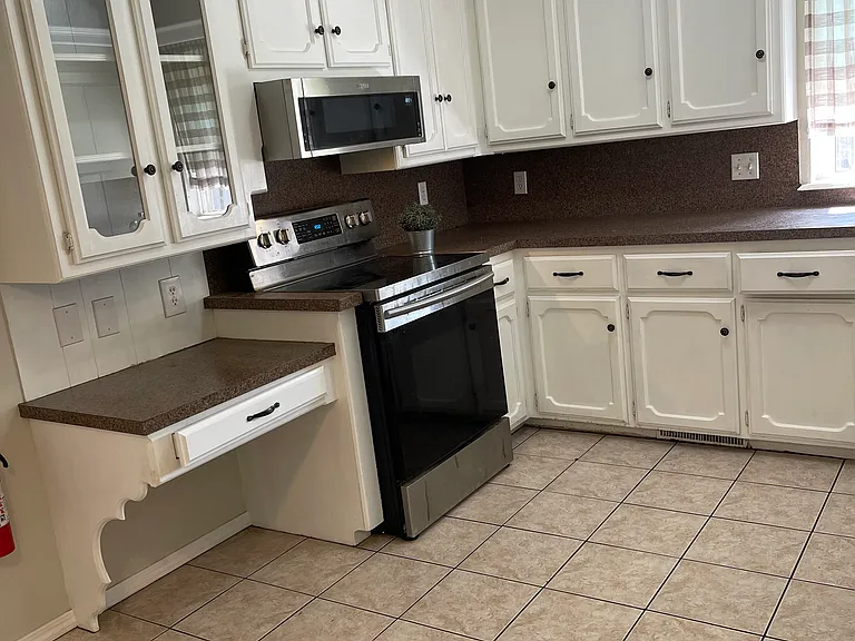9905 S Clegern Ave — Photo 2