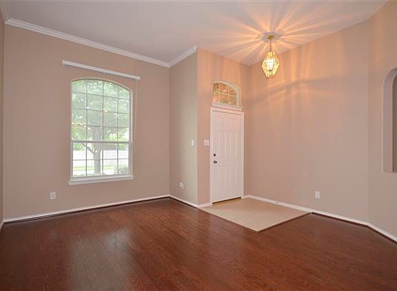 3rd image of 5025 Comstock Cir
