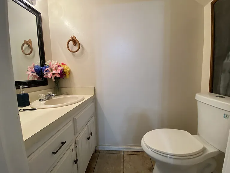 1st floor 1/2 bath view