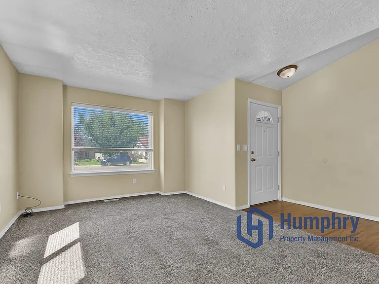 157 W Rockford St — Photo 4