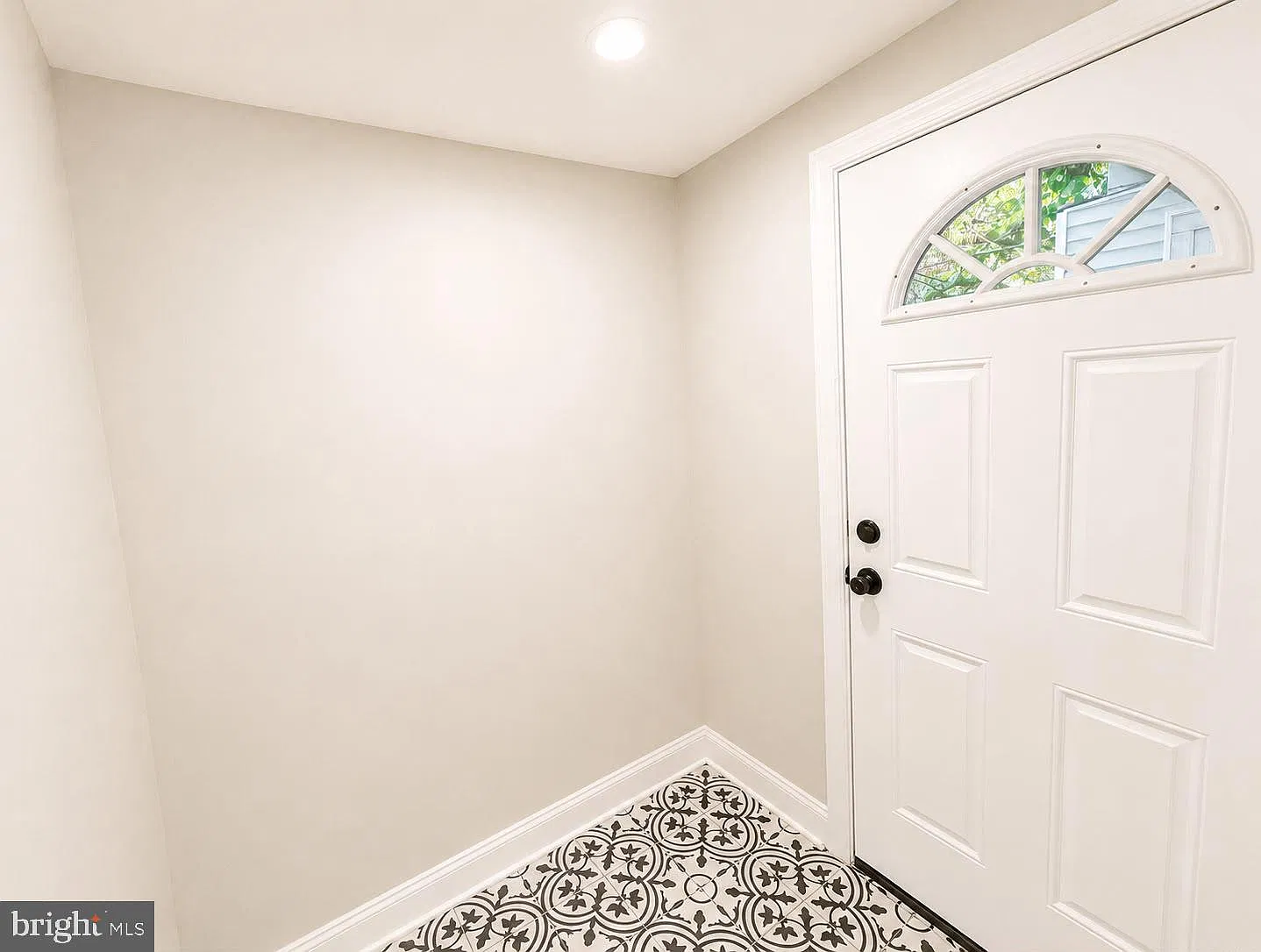 3 bed, 1.0 bath, 1134 sqft, $1,990 — Photo 3