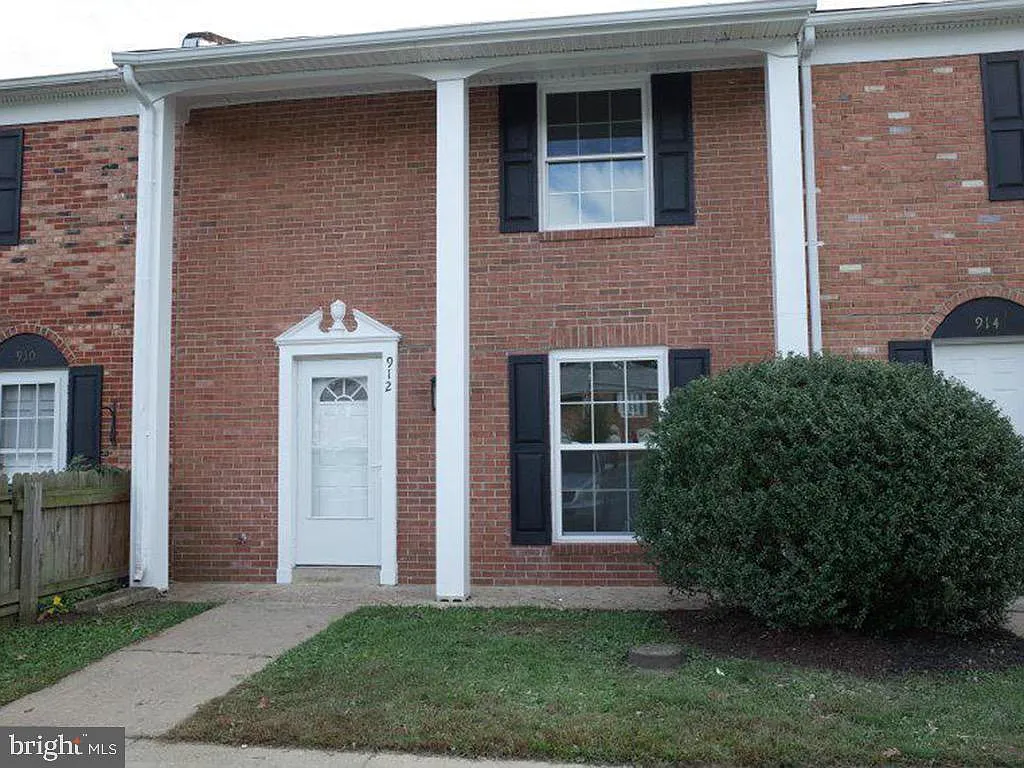3 bed, 1200 sqft, $1,800 — Photo 2