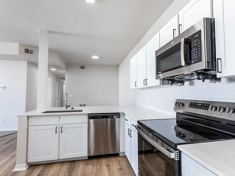 Pavilions at Silver Sage Apartments — Photo 31