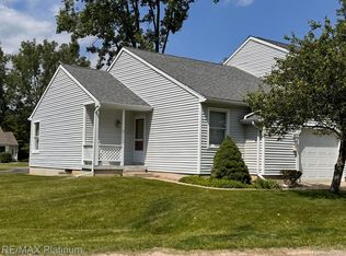 208 Meadow Pointe Dr, Fenton, MI 48430