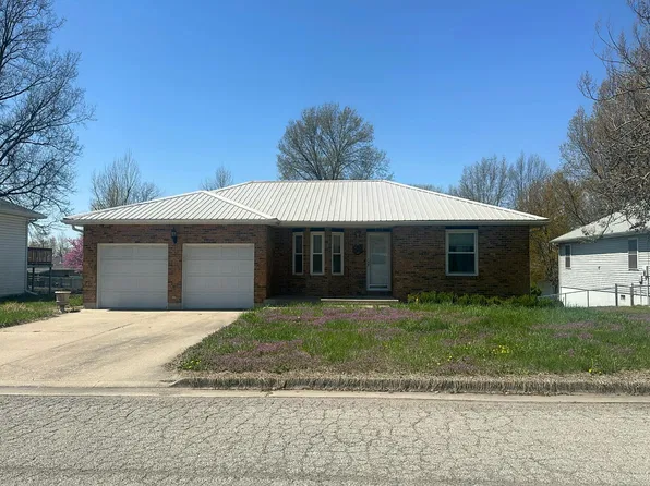 2102 Pine St, Higginsville, MO 64037