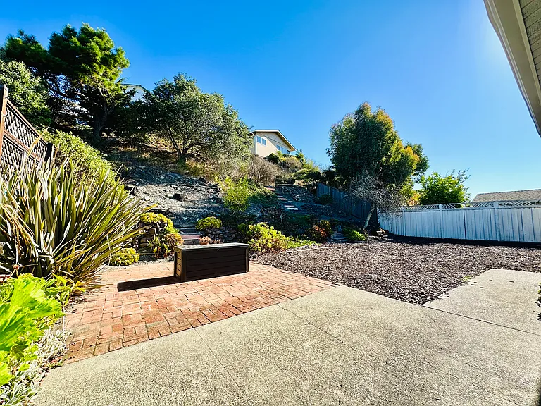 Rishell Dr — Photo 8