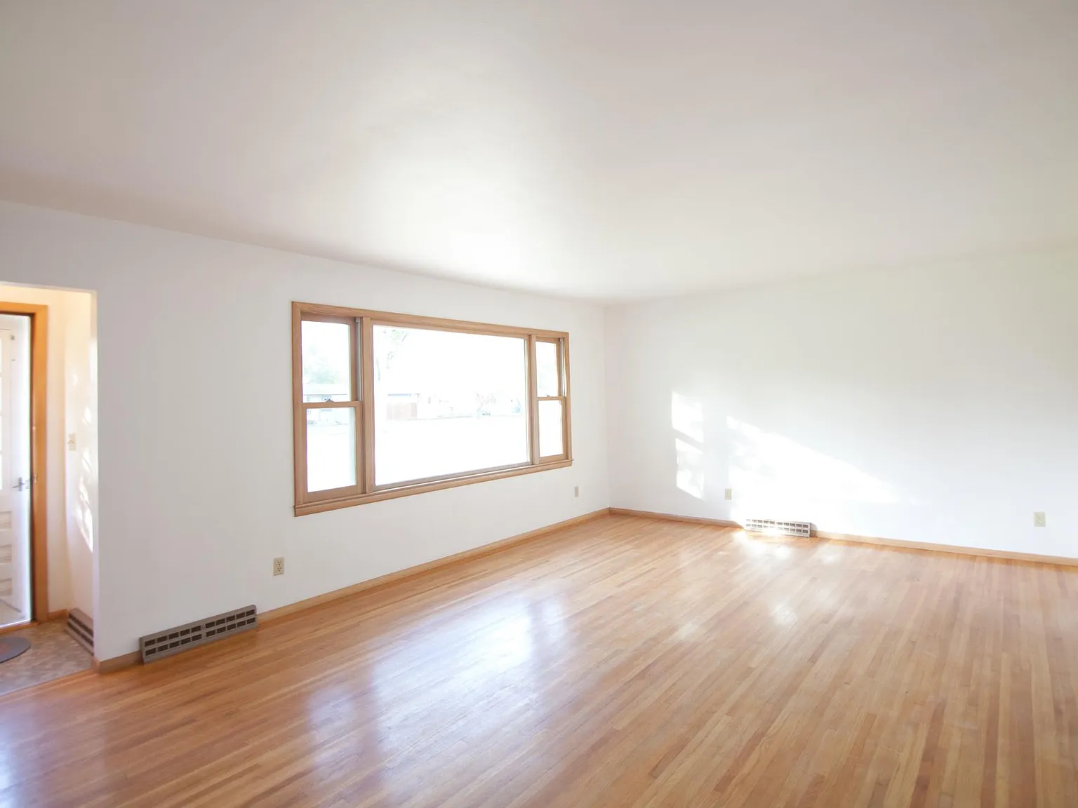 3 bed, 2287 sqft, $1,800 — Photo 2