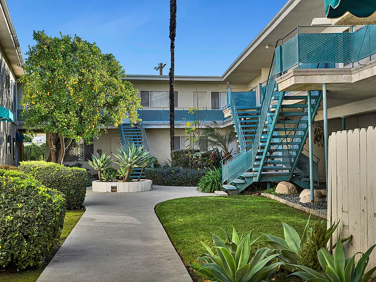 4320 Mammoth Ave #101 — Photo 34