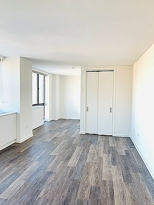 4th image of 520 W 43rd St APT 25C