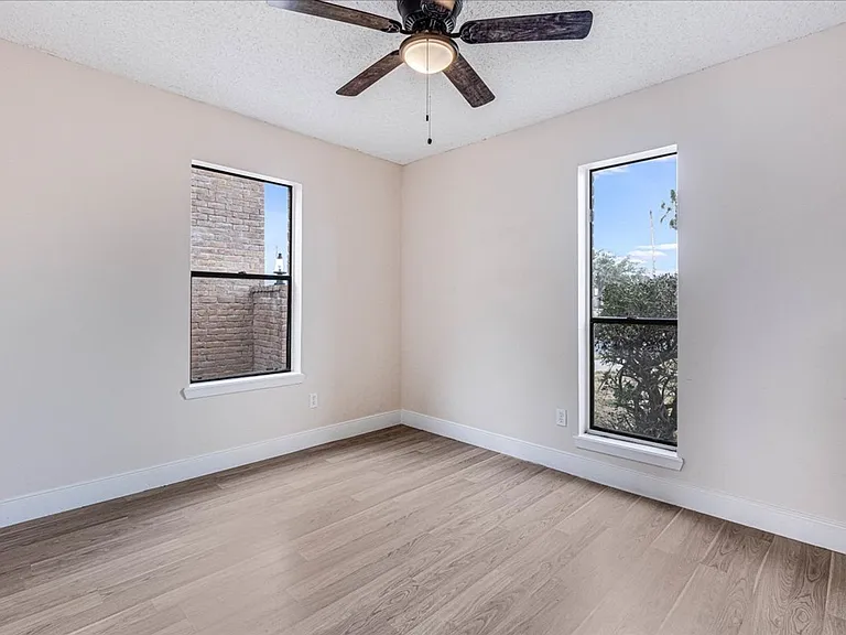 985 Crossbill St — Photo 14