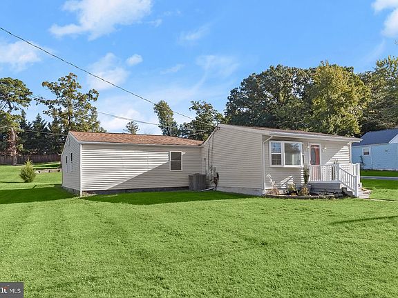2nd image of 900 Rosedale Ave