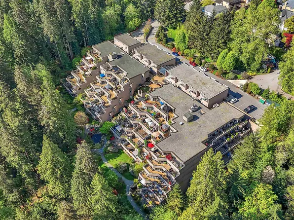 1500 Ostler Ct #207, North Vancouver, BC V7G 2S2