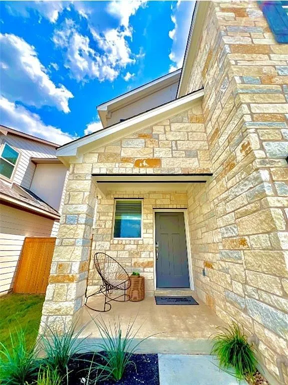 3 bed, 2.5 bath, 1932 sqft, $2,000 — Photo 3