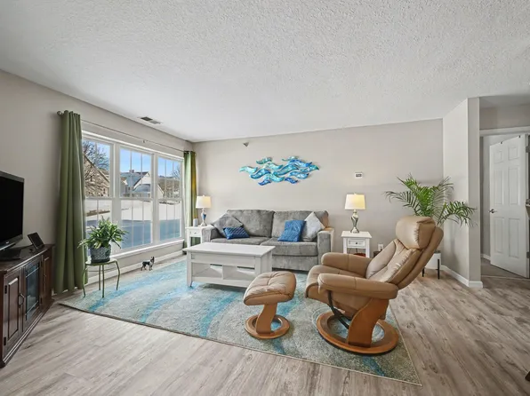 6165 Chasewood Pkwy APT 1, Minnetonka, MN 55343