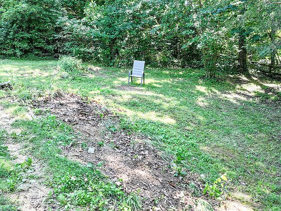 11th image of 111 Elvin Shirley Rd